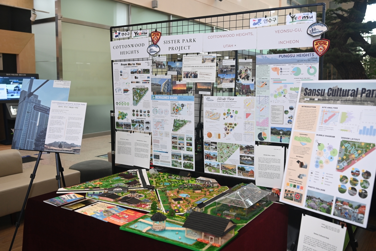 연수구는 23일 구청 1층 송죽원에서 유타대학교 아시아캠퍼스와 함께 도시계획 프로젝트 작품 전시회의 개막식을 개최했다.